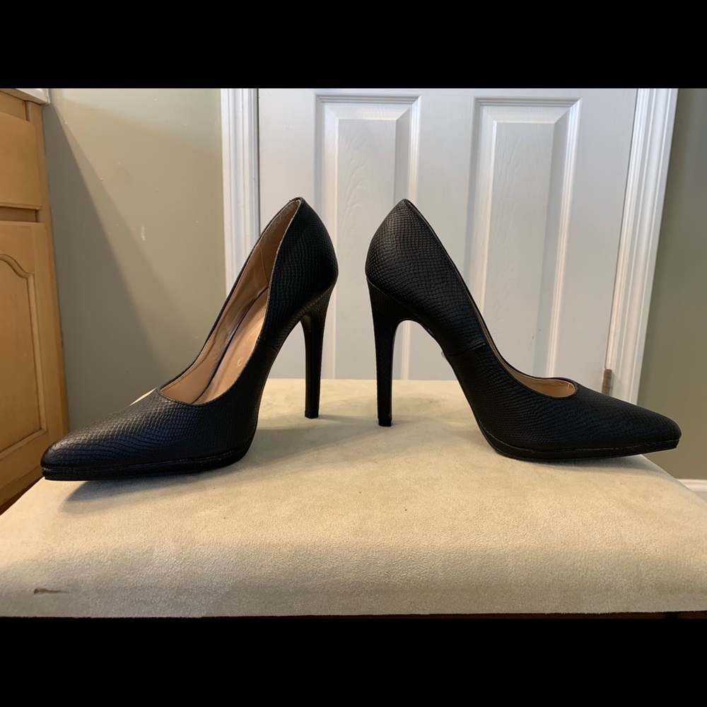 Women’s Charlotte Russe Black textured pumps 8.5